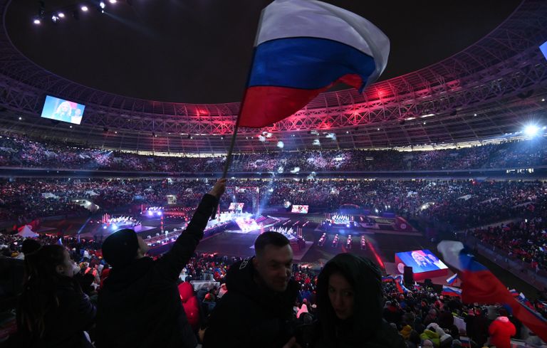 Зрители на концерте в Лужниках в честь воссоединения Крыма и России Зрители на концерте в Лужниках в честь воссоединения Крыма и России