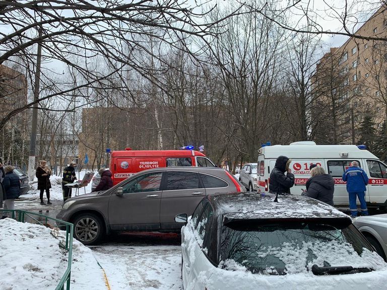 Сотрудники экстренных служб на месте пожара в Химках