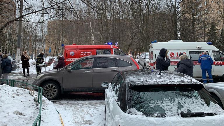 Сотрудники экстренных служб на месте пожара в Химках Сотрудники экстренных служб на месте пожара в Химках