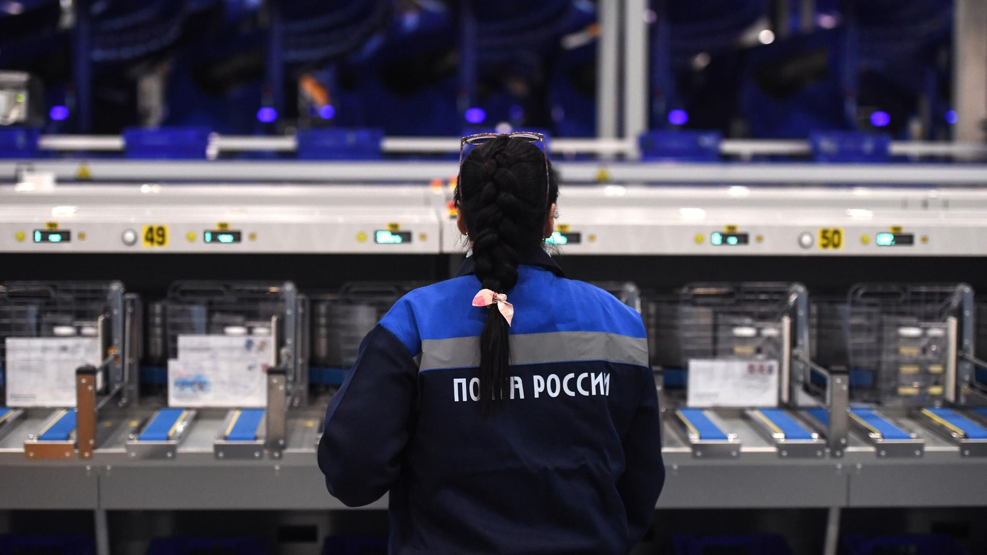 Сотрудница на линии сортировки писем в логистическом почтовом центре Почты России в Новосибирской области Сотрудница на линии сортировки писем в логистическом почтовом центре Почты России в Новосибирской области - РИА Новости, 1920, 05.09.2022