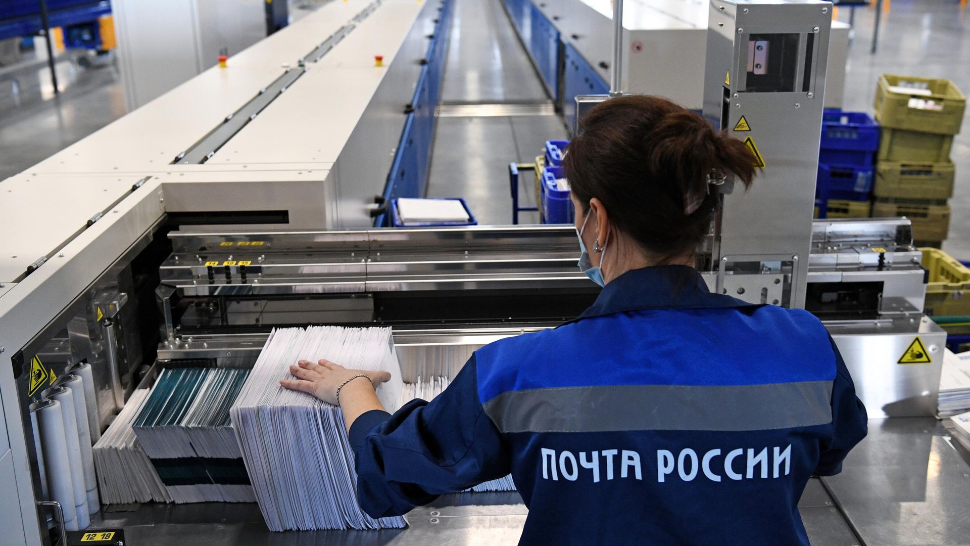 Сотрудница на линии сортировки писем в логистическом почтовом центре Почты России Сотрудница на линии сортировки писем в логистическом почтовом центре Почты России - РИА Новости, 1920, 29.01.2023