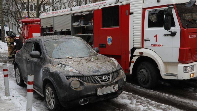 Пожарная машина и автомобиль у жилого дома на улице Зеленой в Химках, в котором произошел взрыв Пожарная машина и автомобиль у жилого дома на улице Зеленой в Химках, в котором произошел взрыв