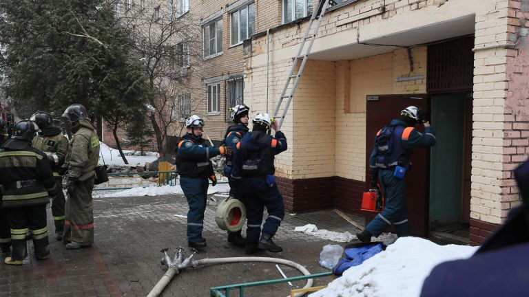 Сотрудники МЧС РФ на месте взрыва в жилом доме на улице Зеленой в Химках Сотрудники МЧС РФ на месте взрыва в жилом доме на улице Зеленой в Химках