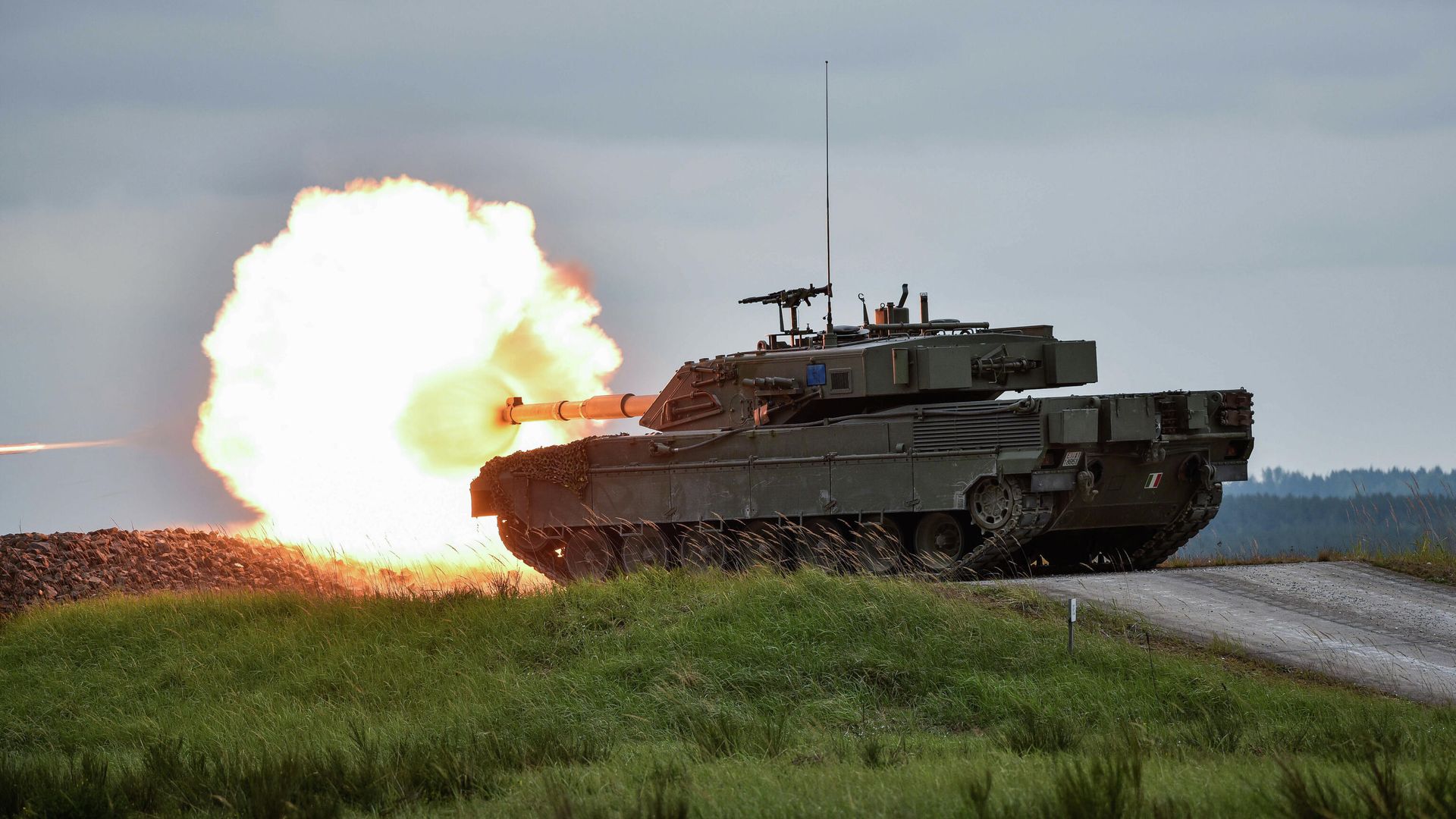 Итальянский основной боевой танк Ariete во время учений Итальянский основной боевой танк Ariete во время учений - РИА Новости, 1920, 03.04.2021
