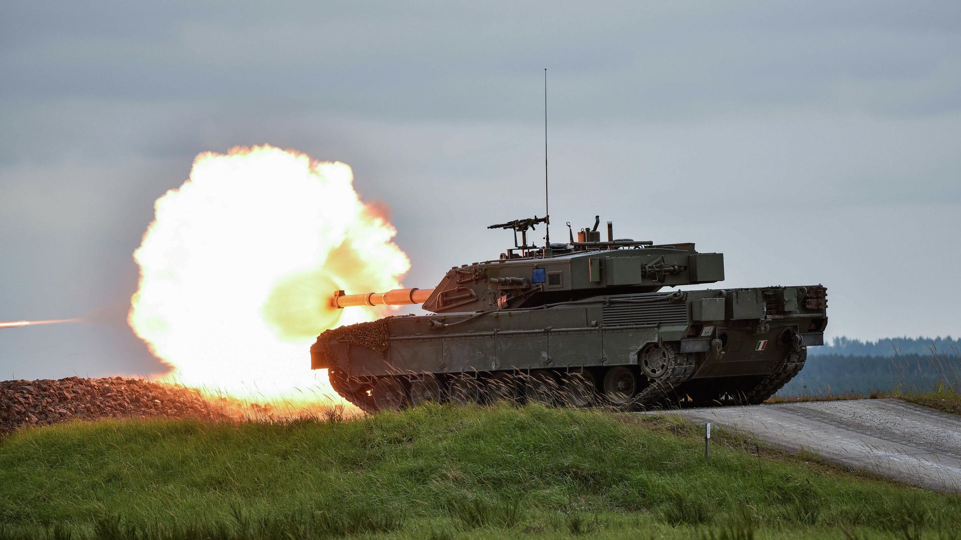 Итальянский основной боевой танк Ariete во время учений Итальянский основной боевой танк Ariete во время учений - РИА Новости, 1920, 03.04.2021