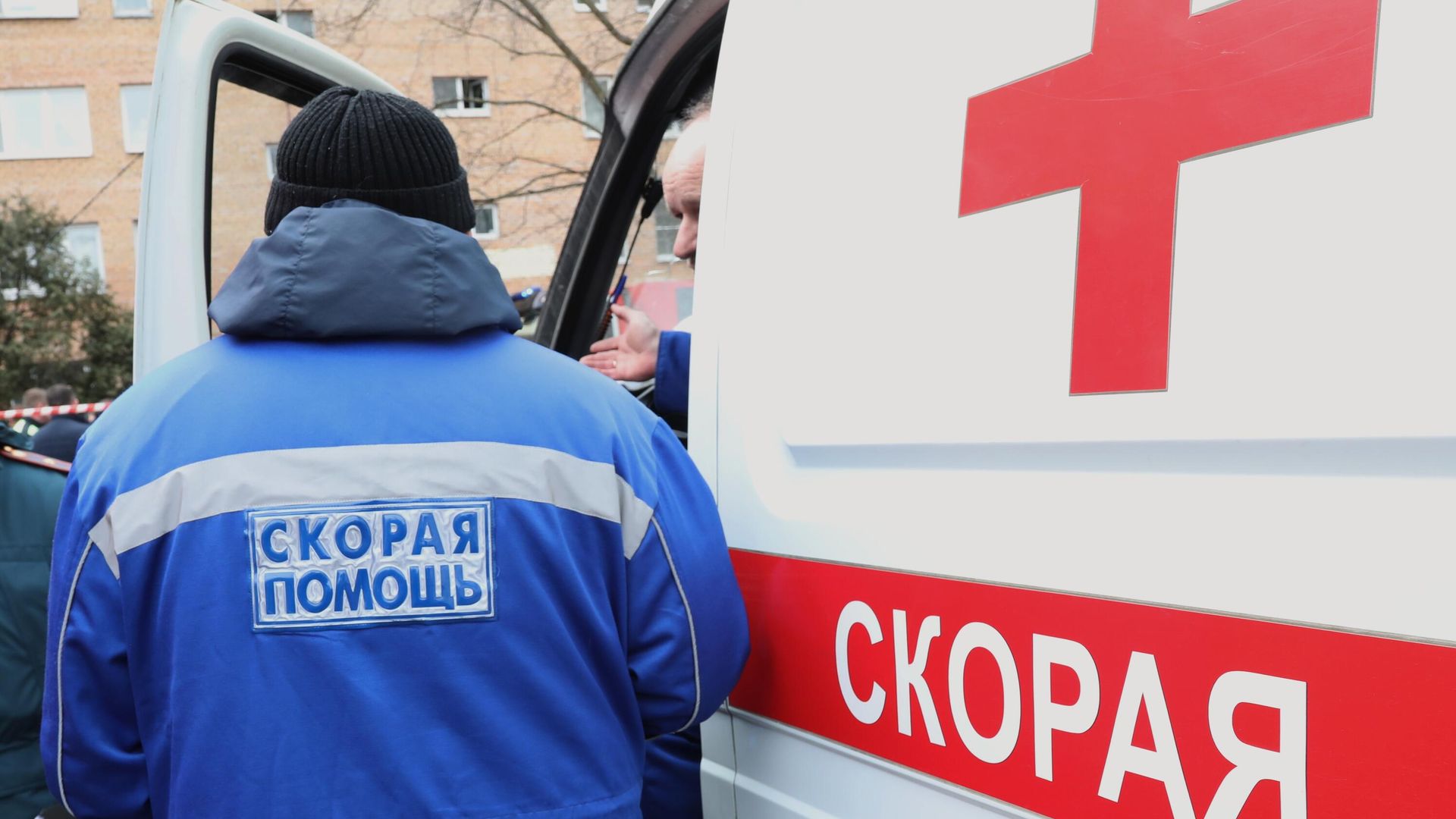 Сотрудники скорой помощи у жилого дома на улице Зеленая в Химках, пострадавшей от взрыва Сотрудники скорой помощи у жилого дома на улице Зеленая в Химках, пострадавшей от взрыва - РИА Новости, 1920, 21.03.2021