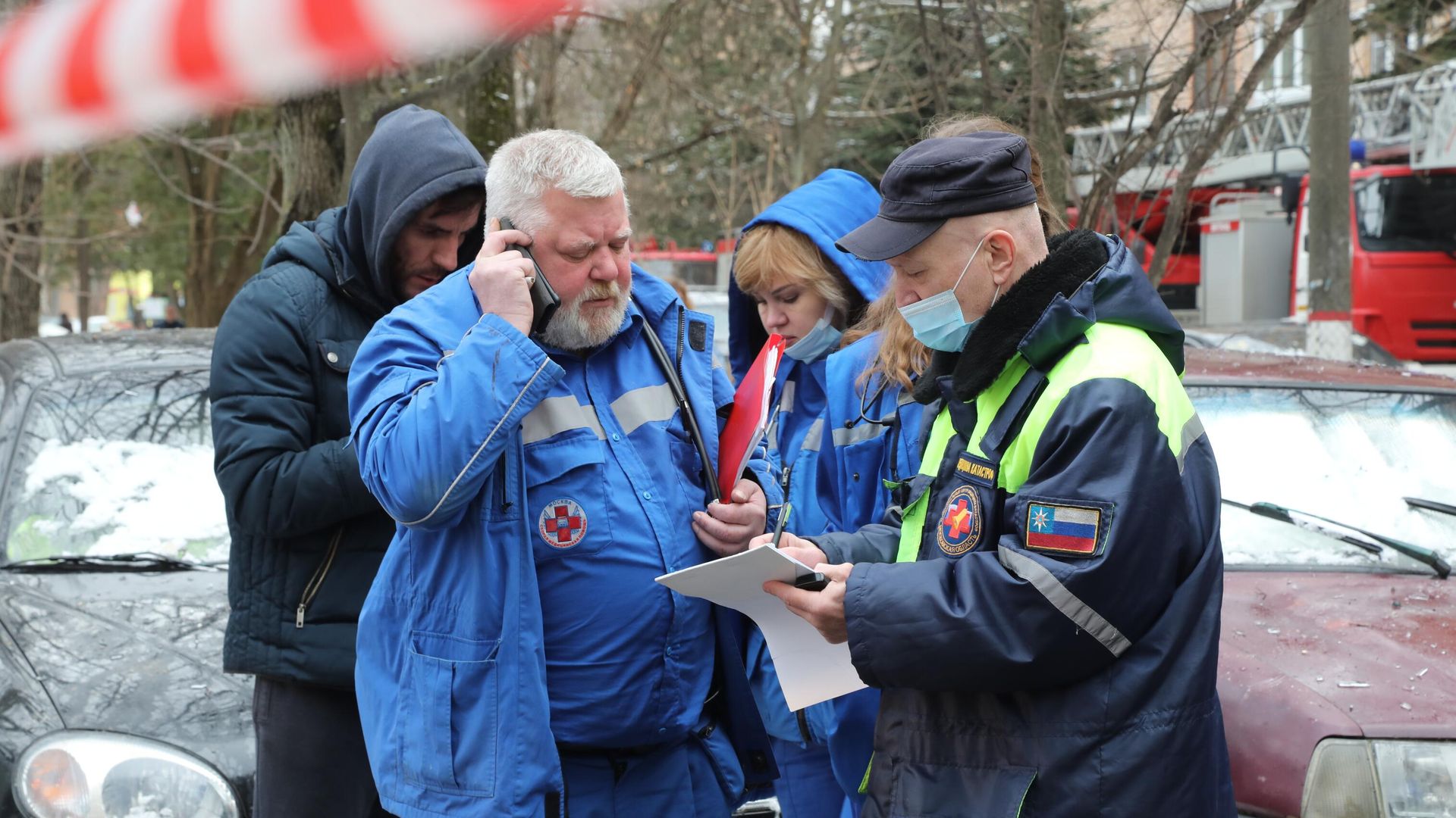 Сотрудники скорой помощи у жилого дома на улице Зеленой в Химках, пострадавшего от взрыва Сотрудники скорой помощи у жилого дома на улице Зеленой в Химках, пострадавшего от взрыва - РИА Новости, 1920, 19.03.2021