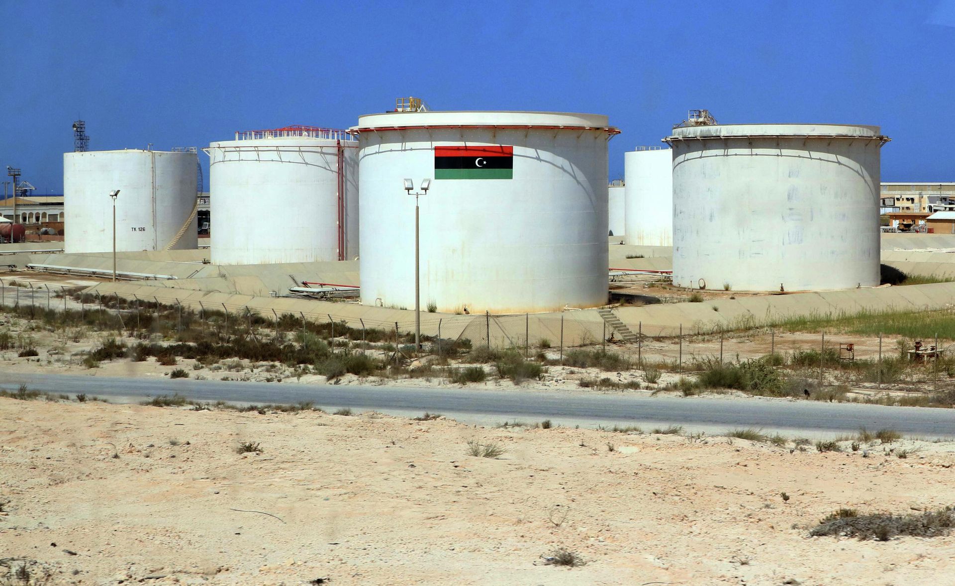 Нефтехранилище в порту Брега, Ливия Нефтехранилище в порту Брега, Ливия - РИА Новости, 1920, 19.03.2021