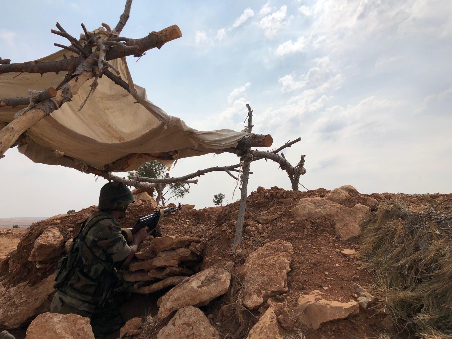 Сирийский военный на линии обороны на северо-западе района Манбидж в Сирии Сирийский военный на линии обороны на северо-западе района Манбидж в Сирии - РИА Новости, 1920, 19.03.2021