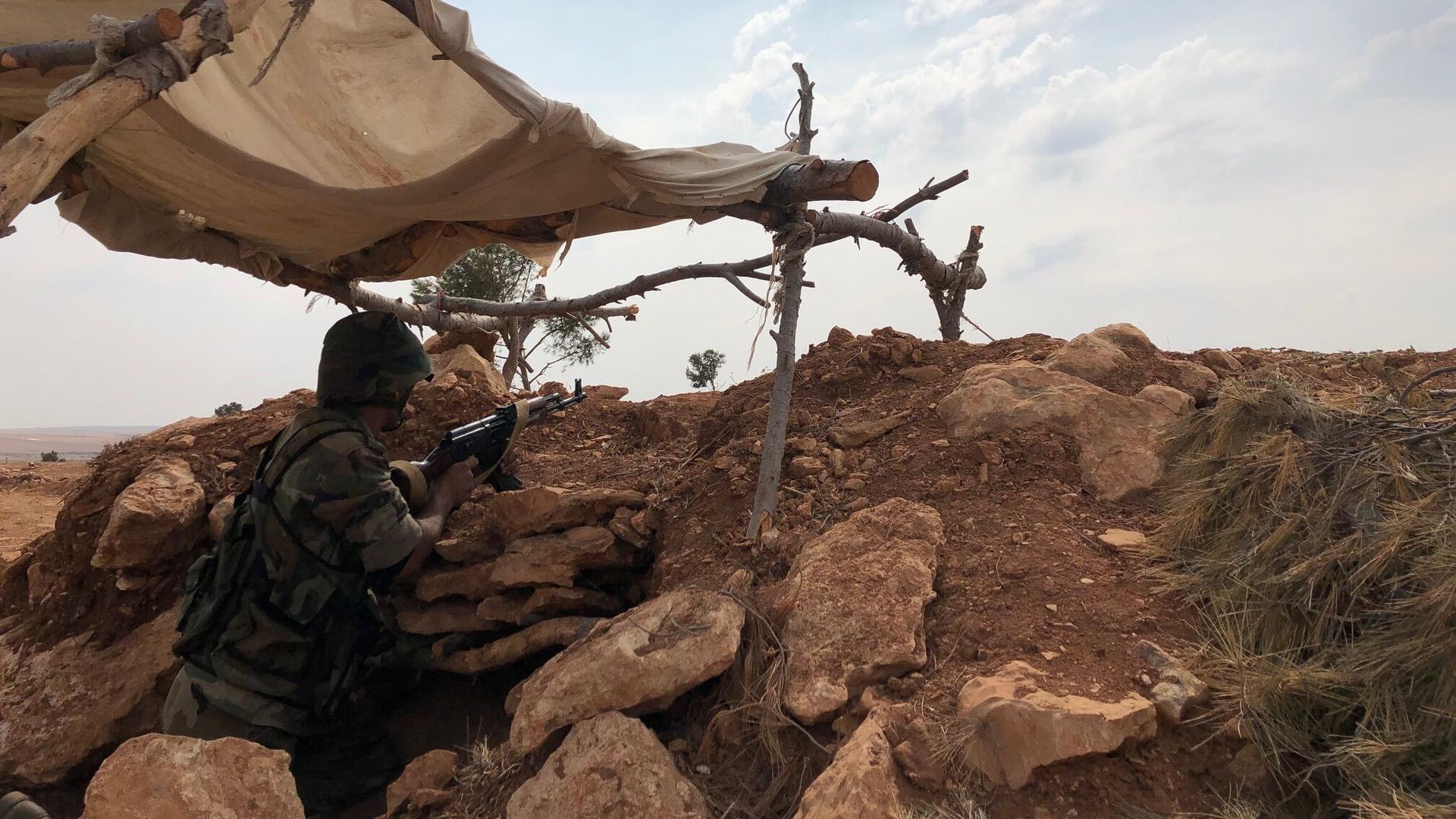 Сирийский военный на линии обороны на северо-западе района Манбидж в Сирии Сирийский военный на линии обороны на северо-западе района Манбидж в Сирии - РИА Новости, 1920, 05.12.2021