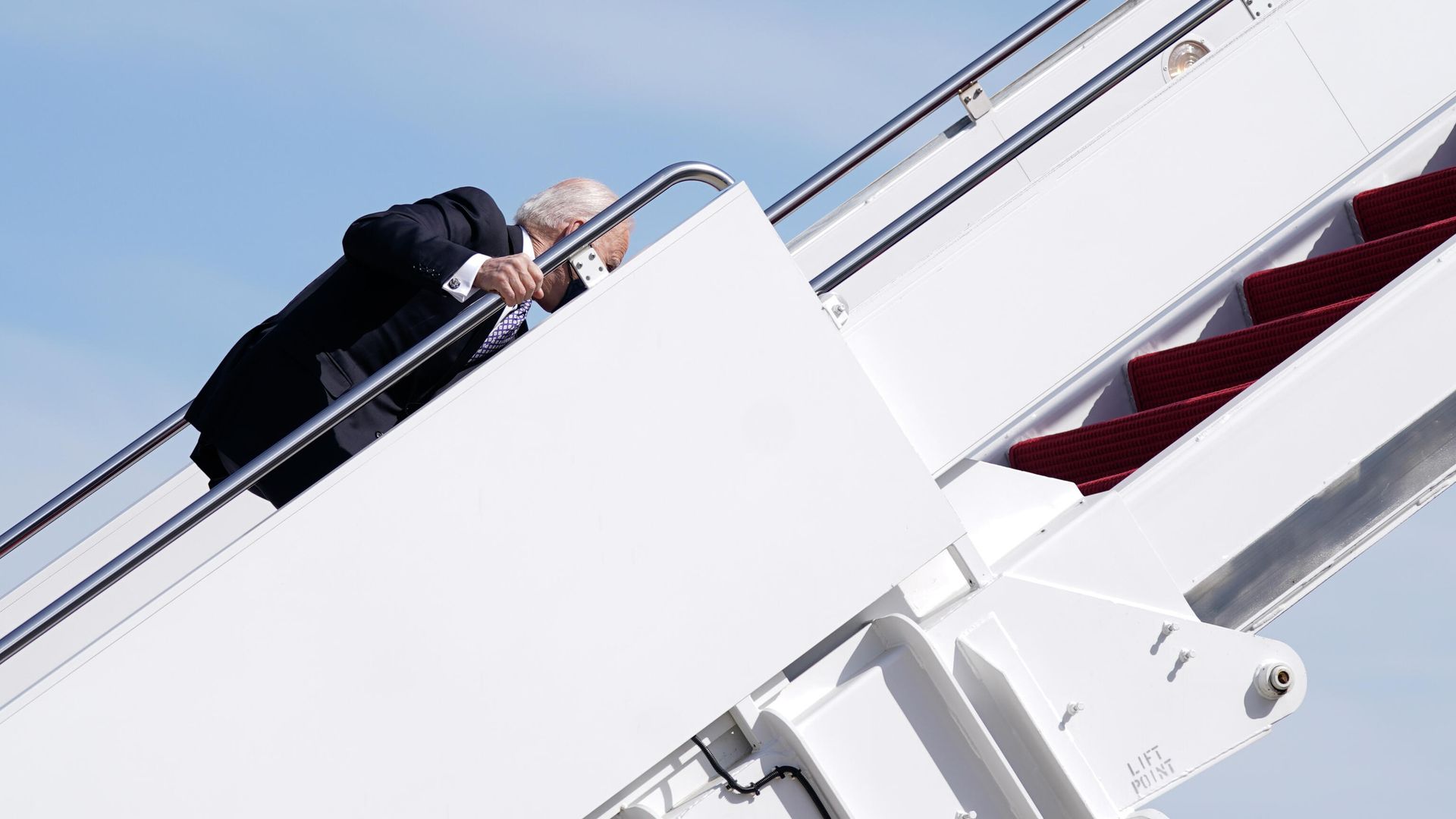 Президент США Джо Байден перед вылетом в Джорджию Президент США Джо Байден перед вылетом в Джорджию - РИА Новости, 1920, 22.03.2021