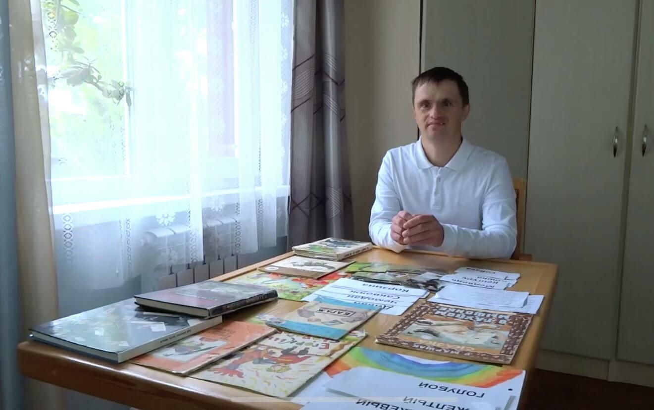 Андрей за рабочим местом. Стоп-кадр видео Андрей за рабочим местом. Стоп-кадр видео - РИА Новости, 1920, 19.03.2021