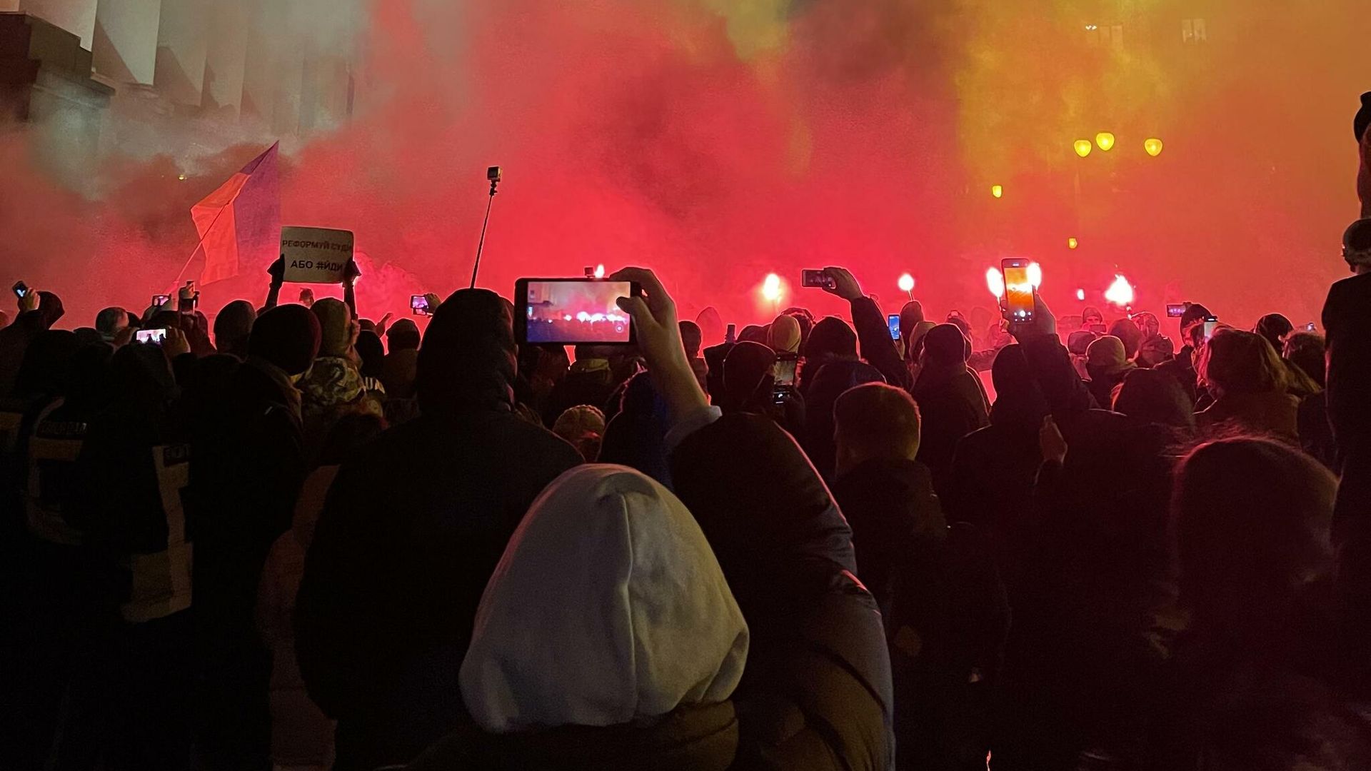 Участники акции националистов у офиса президента Украины в Киеве Участники акции националистов у офиса президента Украины в Киеве - РИА Новости, 1920, 21.03.2021