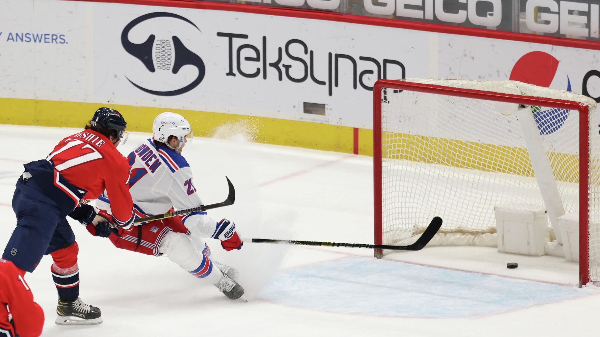 Нападающий Нью-Йорк Рейнджерс Брэтт Хоуден забрасывает шайбу в пустые ворота Вашингтон Кэпиталз Нападающий Нью-Йорк Рейнджерс Брэтт Хоуден забрасывает шайбу в пустые ворота Вашингтон Кэпиталз - РИА Новости, 1920, 21.03.2021