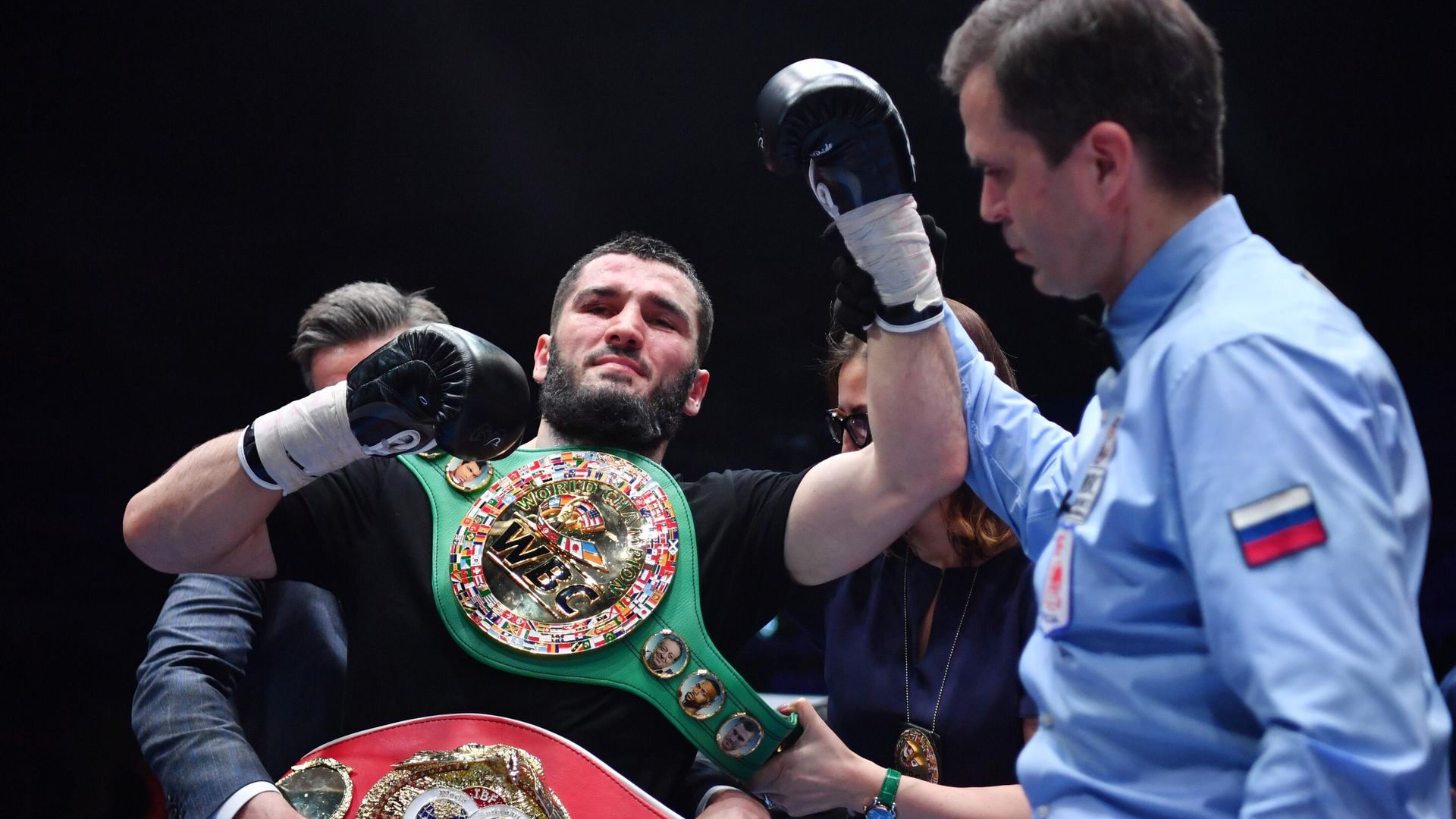 Артур Бетербиев (Россия) после победы в поединке по версиям WBC и IBF в полутяжелом весе над Адамом Дайнесом (Германия) на арене дворца спорта Мегаспорт в Москве. - РИА Новости, 1920, 13.12.2022