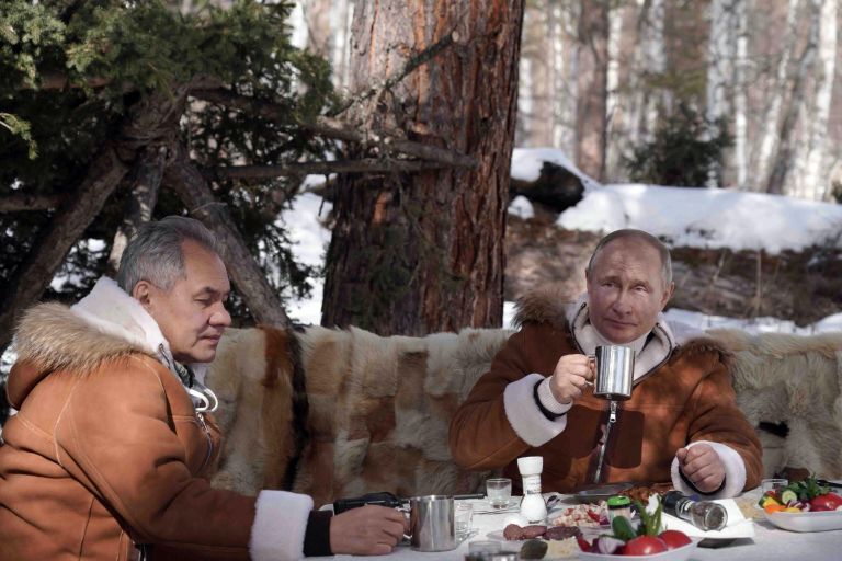 Президент РФ Владимир Путин и министр обороны РФ Сергей Шойгу во время отдыха в тайге Президент РФ Владимир Путин и министр обороны РФ Сергей Шойгу во время отдыха в тайге