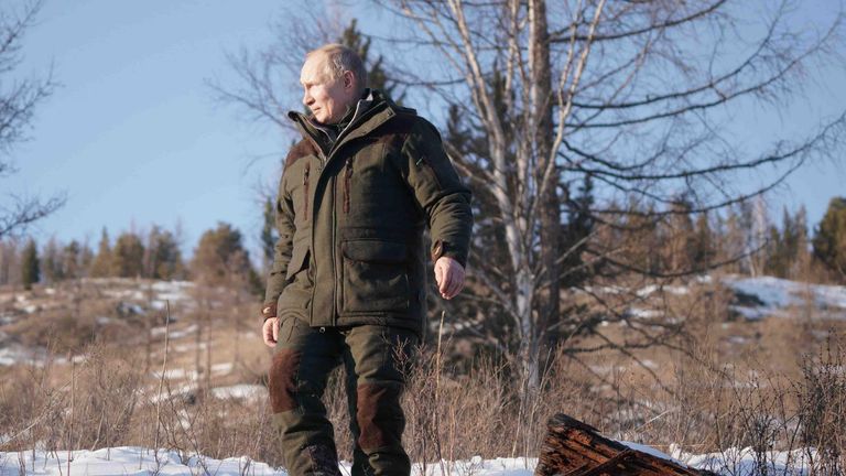 Президент РФ Владимир Путин во время прогулки в тайге Президент РФ Владимир Путин во время прогулки в тайге