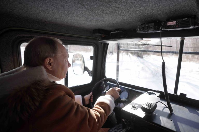 Президент РФ Владимир Путин управляет вездеходом во время прогулки в тайге Президент РФ Владимир Путин управляет вездеходом во время прогулки в тайге