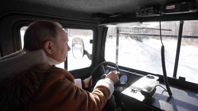 Президент РФ Владимир Путин управляет вездеходом во время прогулки в тайге Президент РФ Владимир Путин управляет вездеходом во время прогулки в тайге