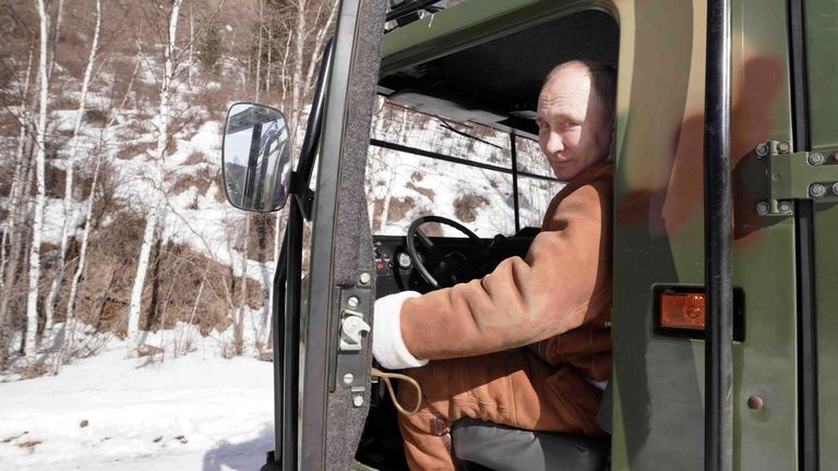 Президент РФ Владимир Путин управляет вездеходом во время прогулки в тайге Президент РФ Владимир Путин управляет вездеходом во время прогулки в тайге