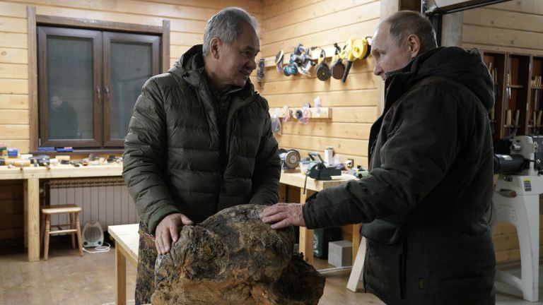 Президент РФ Владимир Путин и министр обороны РФ Сергей Шойгу во время отдыха в тайге Президент РФ Владимир Путин и министр обороны РФ Сергей Шойгу во время отдыха в тайге