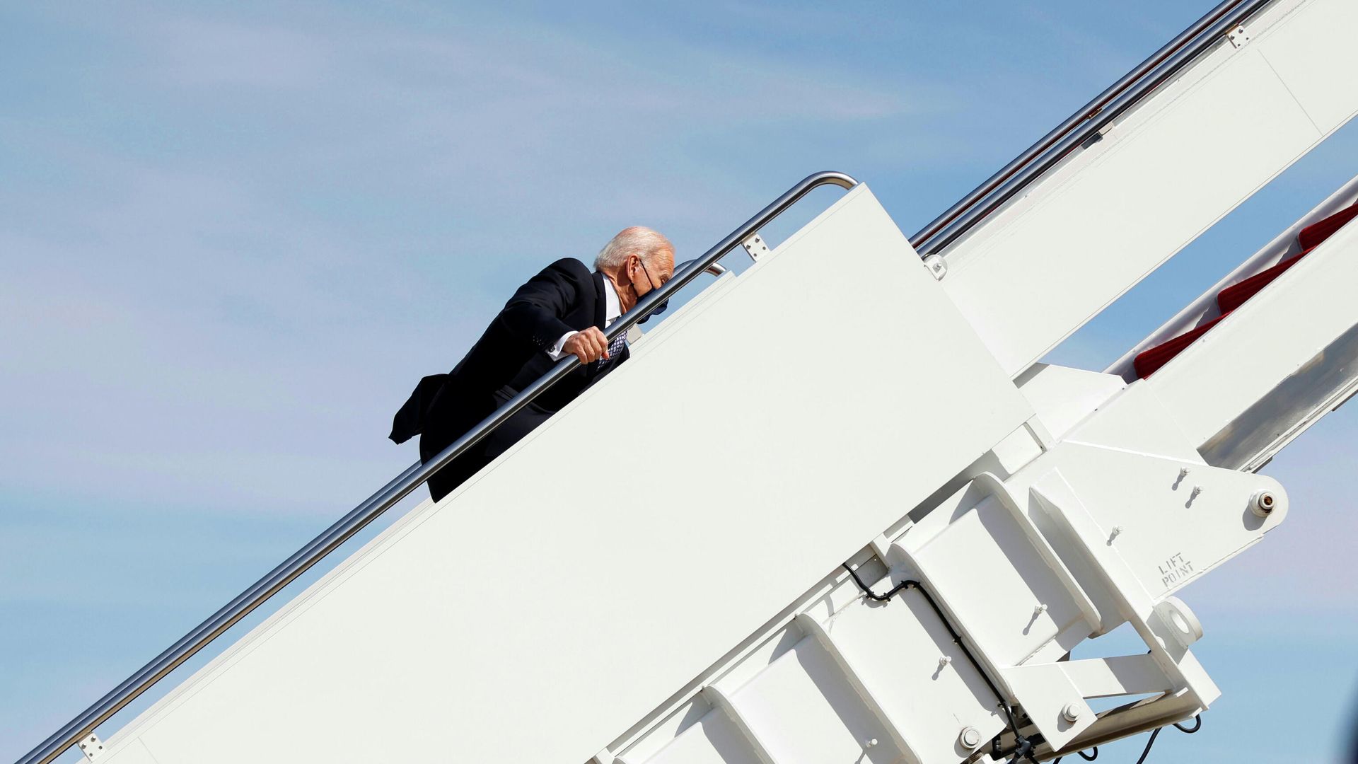 Президент США Джо Байден перед вылетом в Джорджию Президент США Джо Байден перед вылетом в Джорджию - РИА Новости, 1920, 22.03.2021