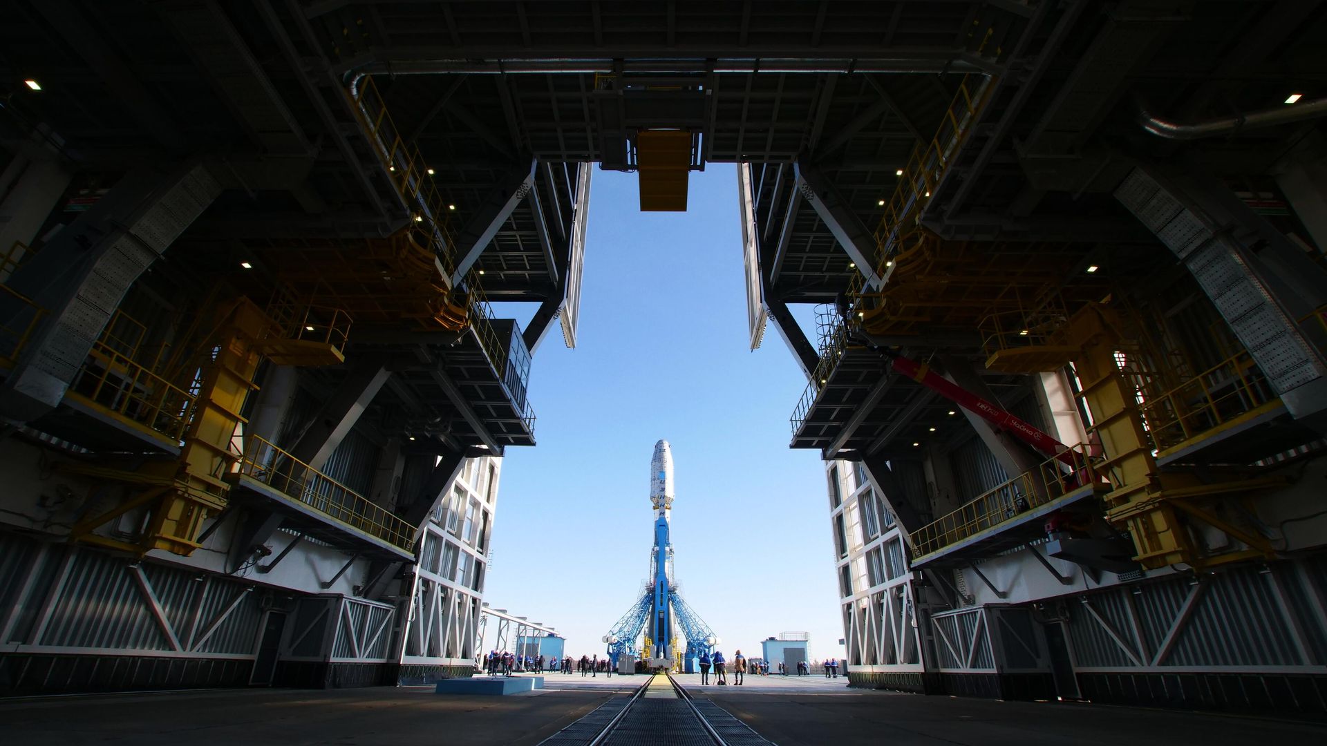 Ракета-носитель Союз-2.1б с разгонным блоком Фрегат во время установки на стартовый комплекс космодрома Восточный в Амурской области Ракета-носитель Союз-2.1б с разгонным блоком Фрегат во время установки на стартовый комплекс космодрома Восточный в Амурской области - РИА Новости, 1920, 22.03.2021