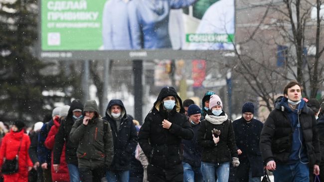 Люди идут к автобусной остановке Люди идут к автобусной остановке
