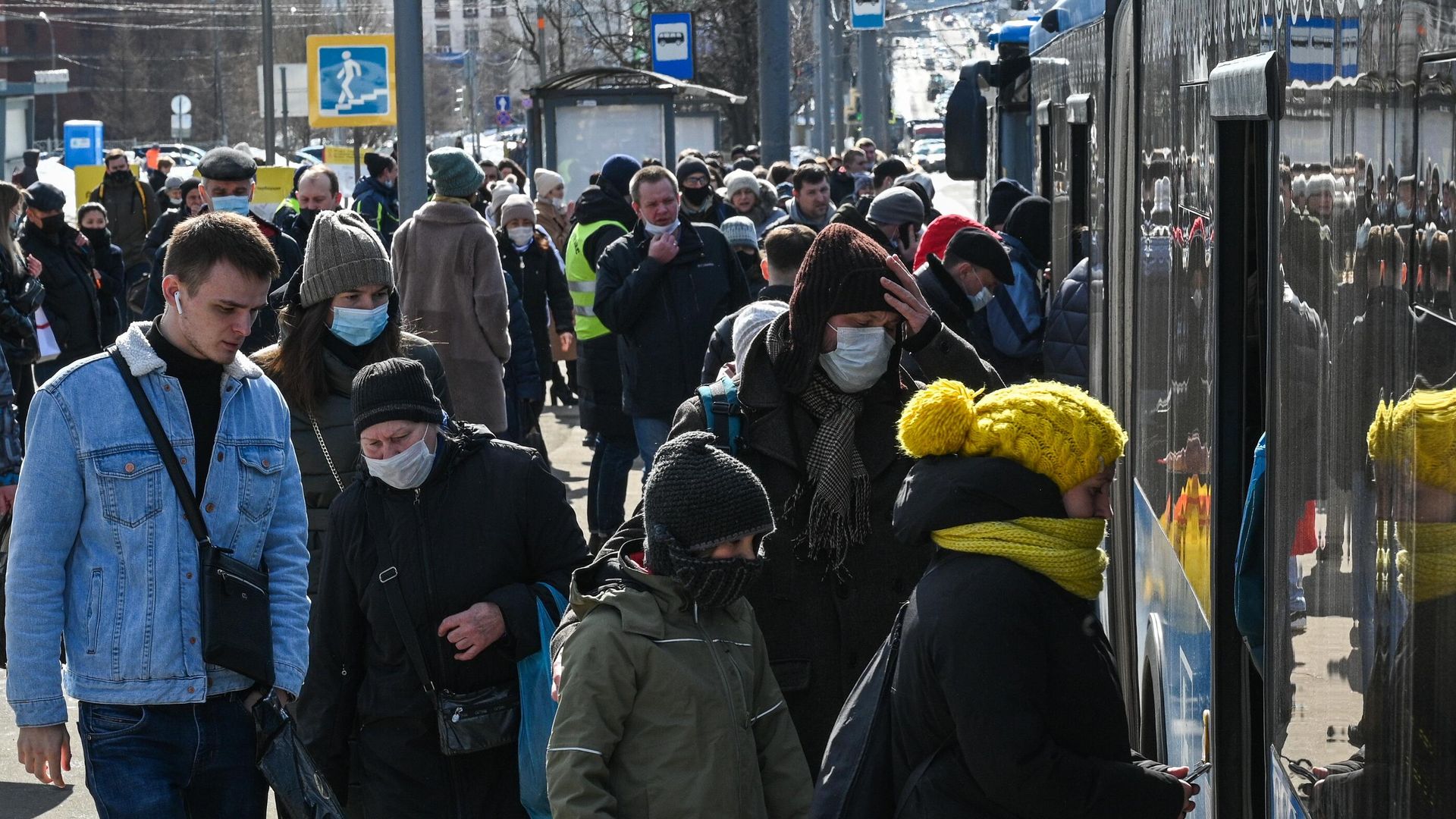 Пассажиры заходят в салон бесплатного автобуса КМ у станции метро Беляево Пассажиры заходят в салон бесплатного автобуса КМ у станции метро Беляево - РИА Новости, 1920, 06.04.2021