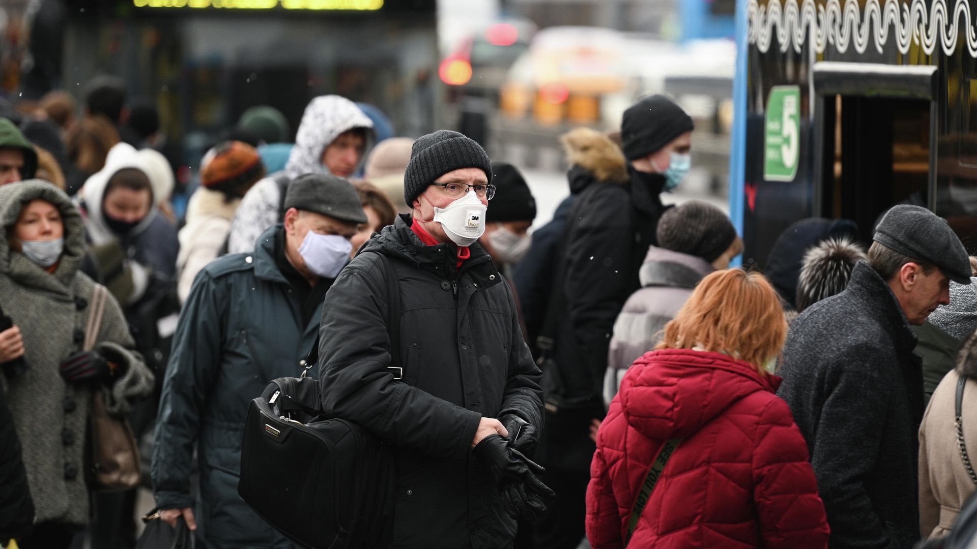 Пассажиры на остановке в Москве Пассажиры на остановке в Москве - РИА Новости, 1920, 26.03.2021