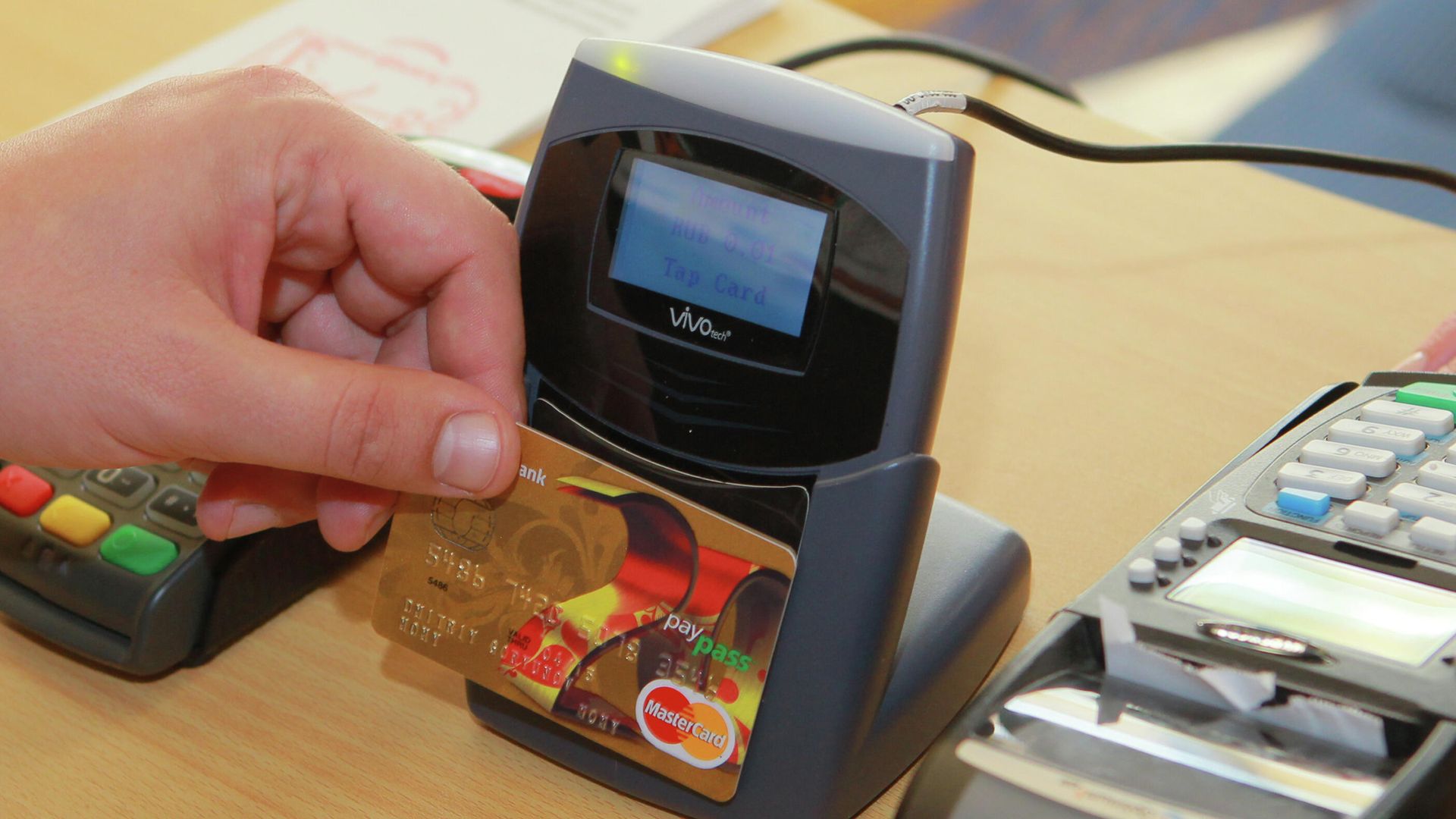 Испытания терминала оплаты услуг по технологии PayPass Испытания терминала оплаты услуг по технологии PayPass - РИА Новости, 1920, 06.11.2021