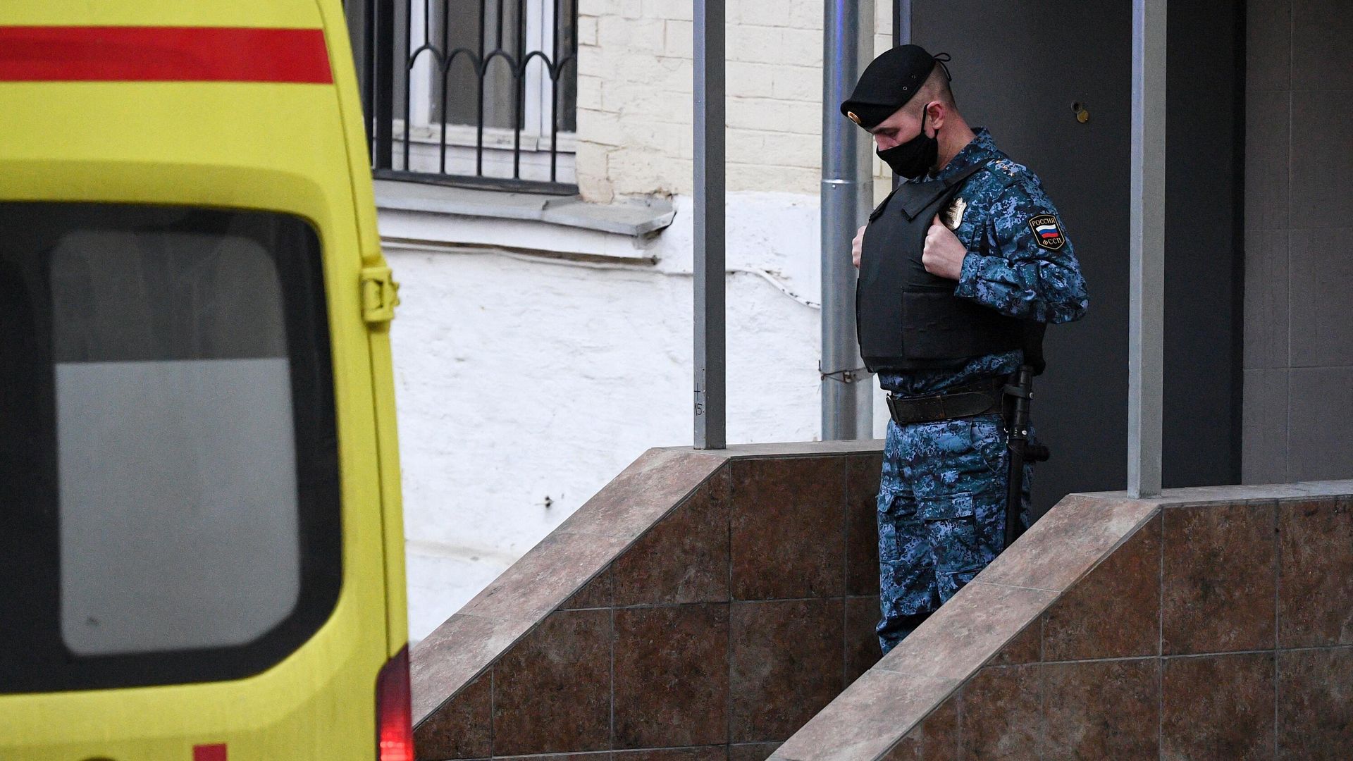 Сотрудник Федеральной службы судебных приставов (ФССП) и автомобиль скорой помощи у здания Басманного суда города Москвы Сотрудник Федеральной службы судебных приставов (ФССП) и автомобиль скорой помощи у здания Басманного суда города Москвы - РИА Новости, 1920, 28.04.2021