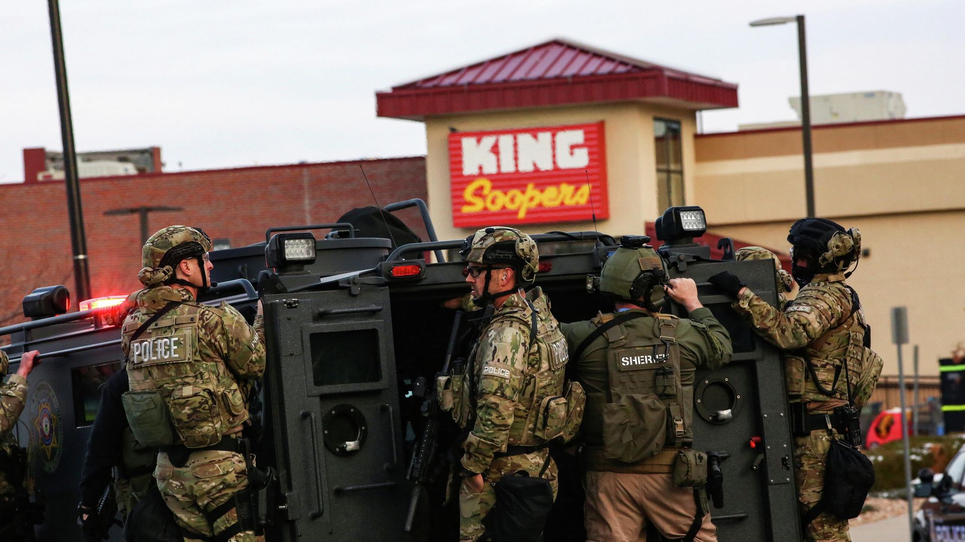 Место стрельбы в продуктовом магазине King Soopers в Боулдере, штат Колорадо, США Место стрельбы в продуктовом магазине King Soopers в Боулдере, штат Колорадо, США - РИА Новости, 1920, 24.03.2021