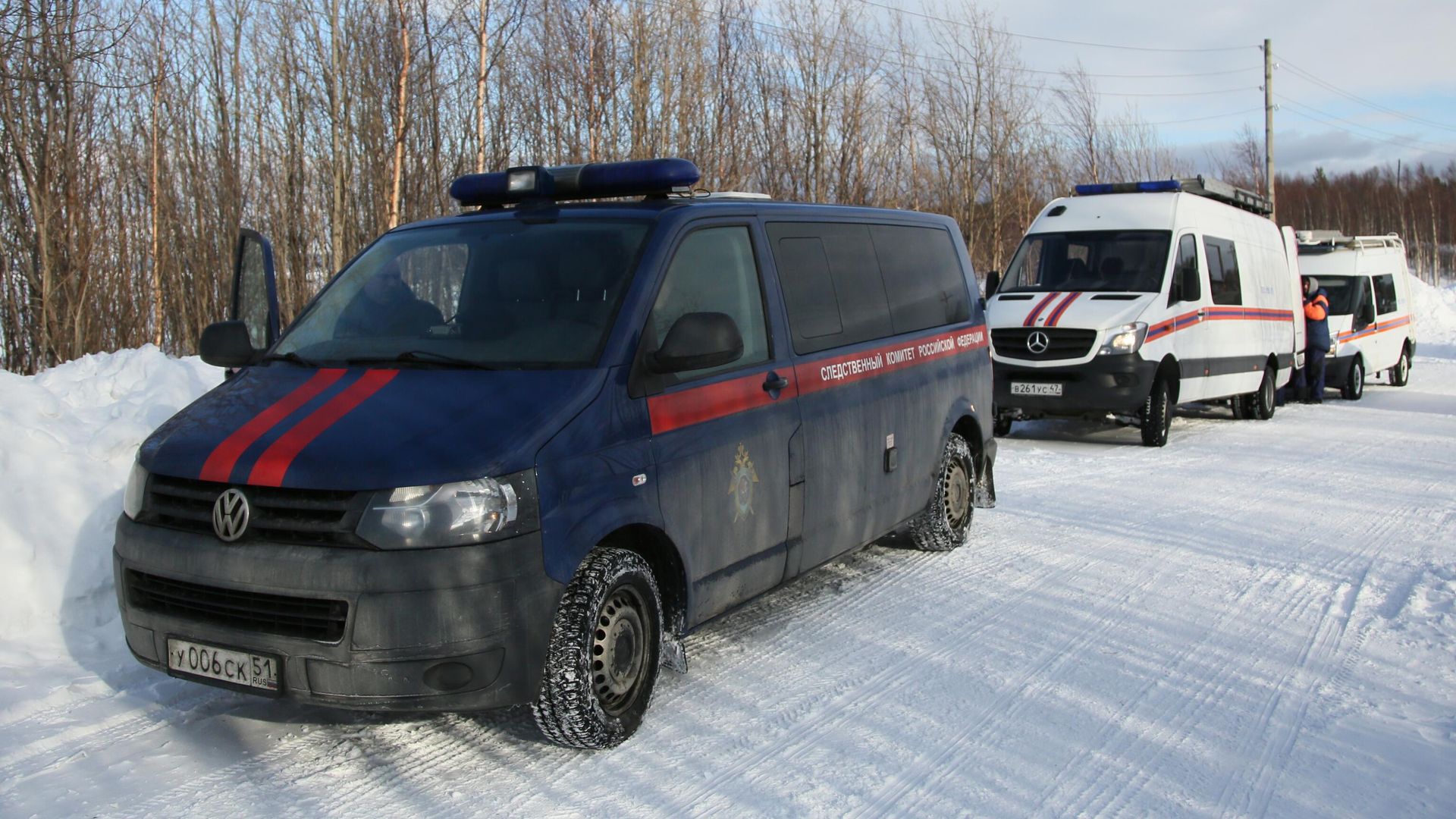 Автомобили Следственного комитета РФ и оперативного штаба по координации действий по спасению детей, попавших под снежную лавину в Хибинах Автомобили Следственного комитета РФ и оперативного штаба по координации действий по спасению детей, попавших под снежную лавину в Хибинах - РИА Новости, 1920, 23.03.2021