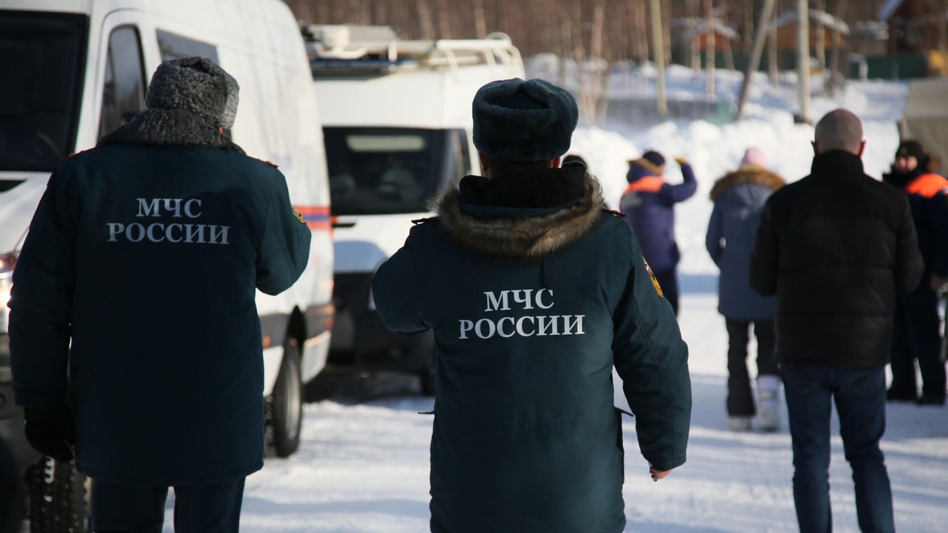 Сотрудники спасательной службы МЧС РФ у автомобилей оперативного штаба по координации действий по спасению детей, попавших под снежную лавину в Хибинах Сотрудники спасательной службы МЧС РФ у автомобилей оперативного штаба по координации действий по спасению детей, попавших под снежную лавину в Хибинах - РИА Новости, 1920, 23.03.2021