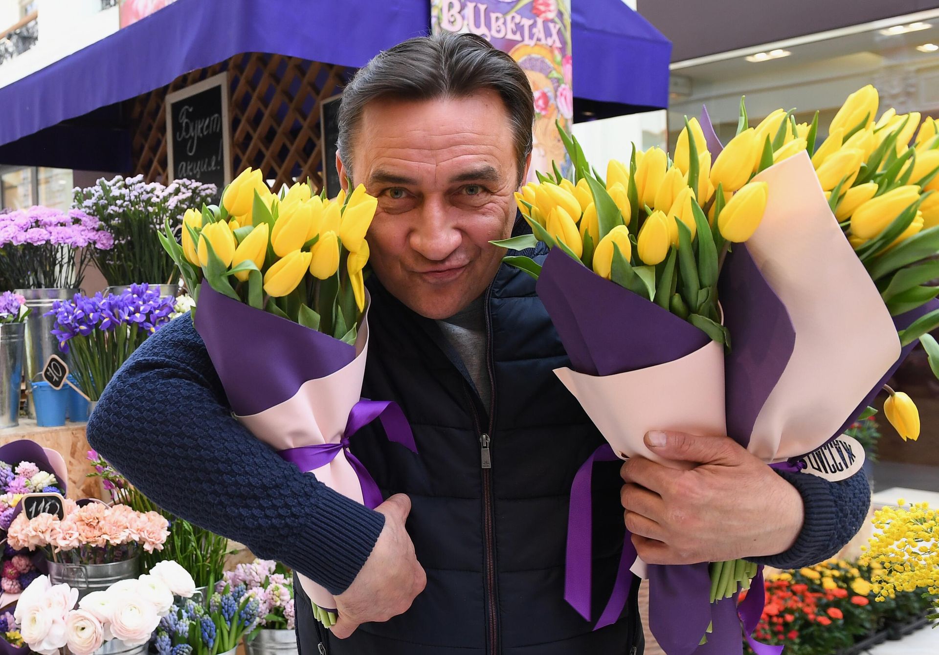 Актер Камиль Ларин выбирает цветы на Весеннем цветочном базаре в Петровском Пассаже Актер Камиль Ларин выбирает цветы на Весеннем цветочном базаре в Петровском Пассаже - РИА Новости, 1920, 21.07.2021