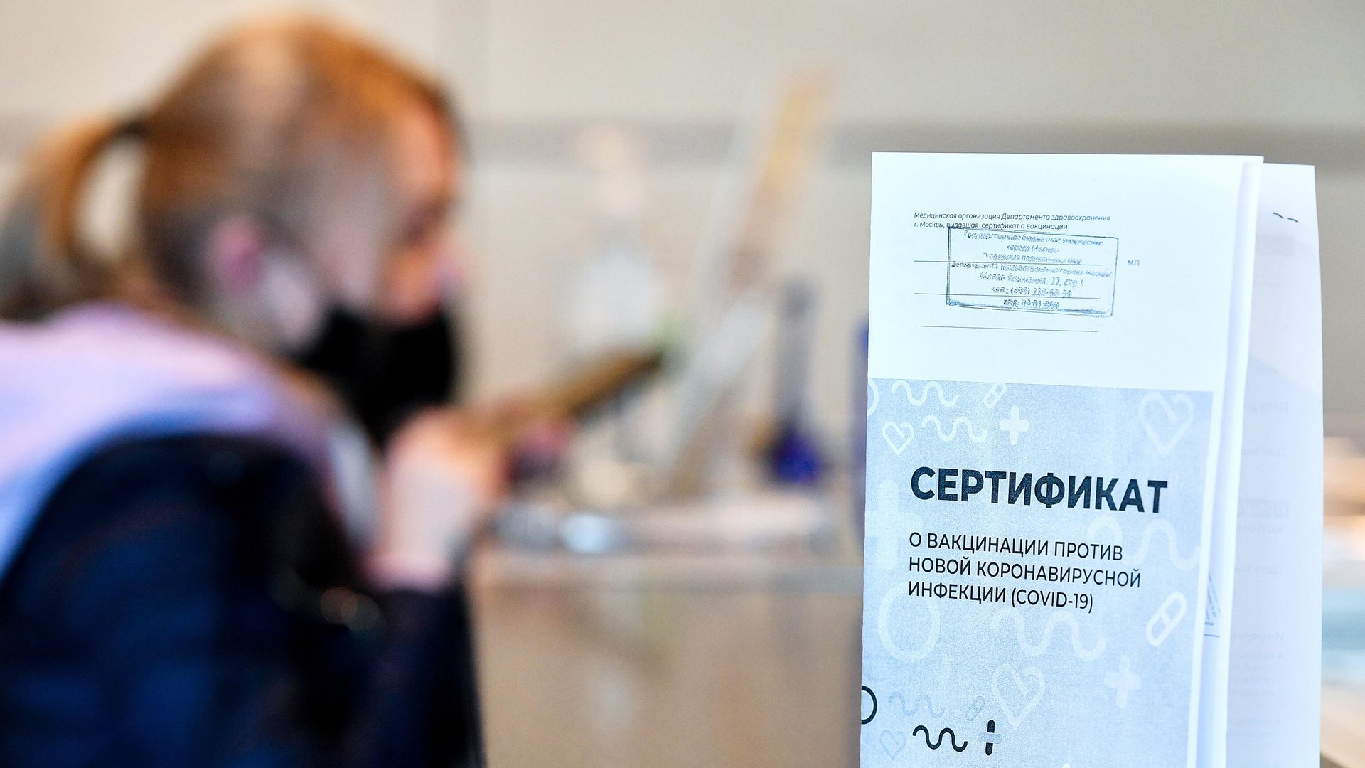 Пассажир получает сертификат международного образца о вакцинации от COVID-19 в аэропорту Домодедово Пассажир получает сертификат международного образца о вакцинации от COVID-19 в аэропорту Домодедово - РИА Новости, 1920, 04.06.2021