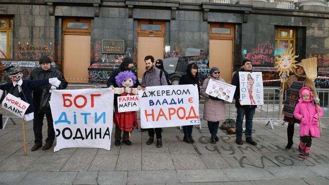 Участники акции Нет смертельной вакцинации! у здания Администрации президента Украины в Киеве Участники акции Нет смертельной вакцинации! у здания Администрации президента Украины в Киеве