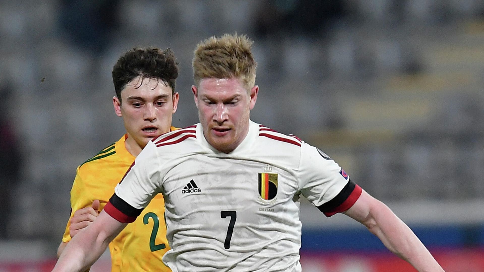 Belgium's midfielder Kevin De Bruyne (front) is challenged by Wales' forward Daniel James (R) during the FIFA World Cup Qatar 2022 qualification football match between Belgium and Wales at the Den Dreef Stadium in Leuven on March 24, 2021. (Photo by JOHN THYS / AFP) Belgium's midfielder Kevin De Bruyne (front) is challenged by Wales' forward Daniel James (R) during the FIFA World Cup Qatar 2022 qualification football match between Belgium and Wales at the Den Dreef Stadium in Leuven on March 24, 2021. (Photo by JOHN THYS / AFP) - РИА Новости, 1920, 25.03.2021