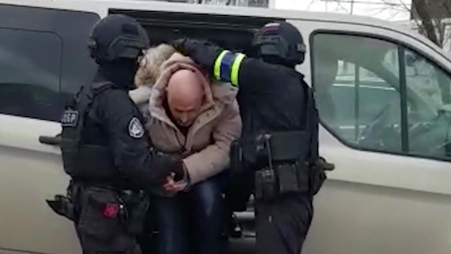 Задержание участника нападения на псковских десантников в Чечне. Кадр видео Задержание участника нападения на псковских десантников в Чечне. Кадр видео - РИА Новости, 1920, 25.03.2021