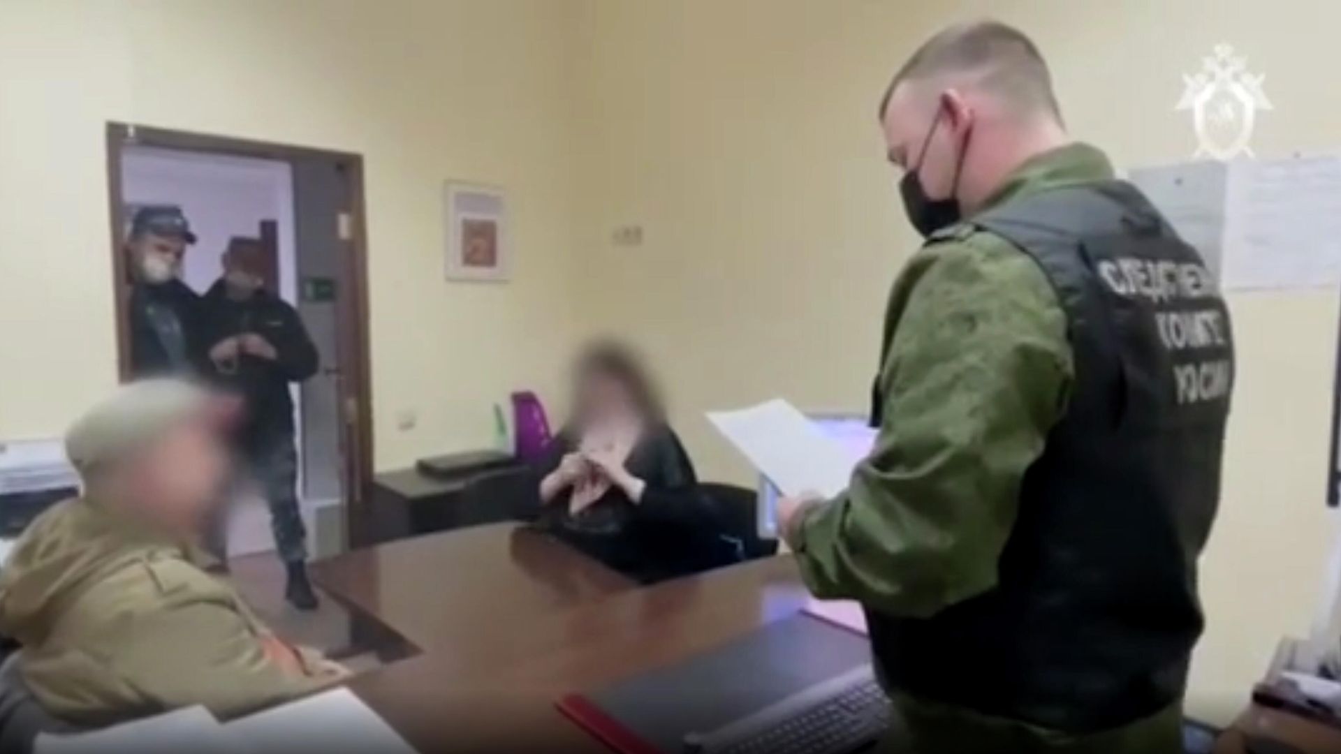Задержанные за вербовку в организацию Свидетели Иеговы* в Сочи. Кадр видео - РИА Новости, 1920, 25.03.2021