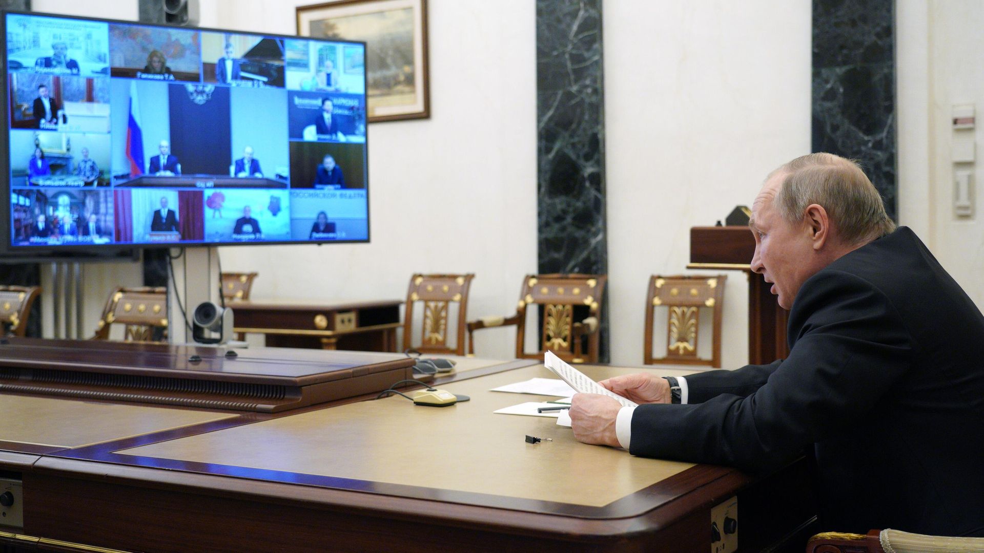 Президент РФ Владимир Путин во время встречи в режиме видеоконференции с лауреатами премий для молодых деятелей культуры Президент РФ Владимир Путин во время встречи в режиме видеоконференции с лауреатами премий для молодых деятелей культуры - РИА Новости, 1920, 25.03.2021