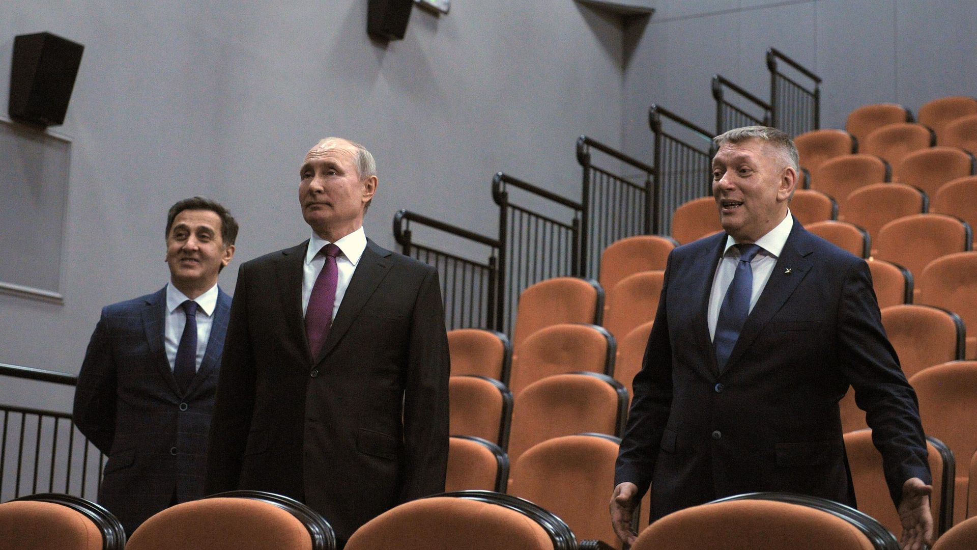 Президент РФ Владимир Путин, балетмейстер Майрбек Матаев и художественный руководитель ДМТЮА Александр Федоров во время посещения нового здания Детского музыкального театра юного актёра (ДМТЮА) Президент РФ Владимир Путин, балетмейстер Майрбек Матаев и художественный руководитель ДМТЮА Александр Федоров во время посещения нового здания Детского музыкального театра юного актёра (ДМТЮА) - РИА Новости, 1920, 25.03.2021