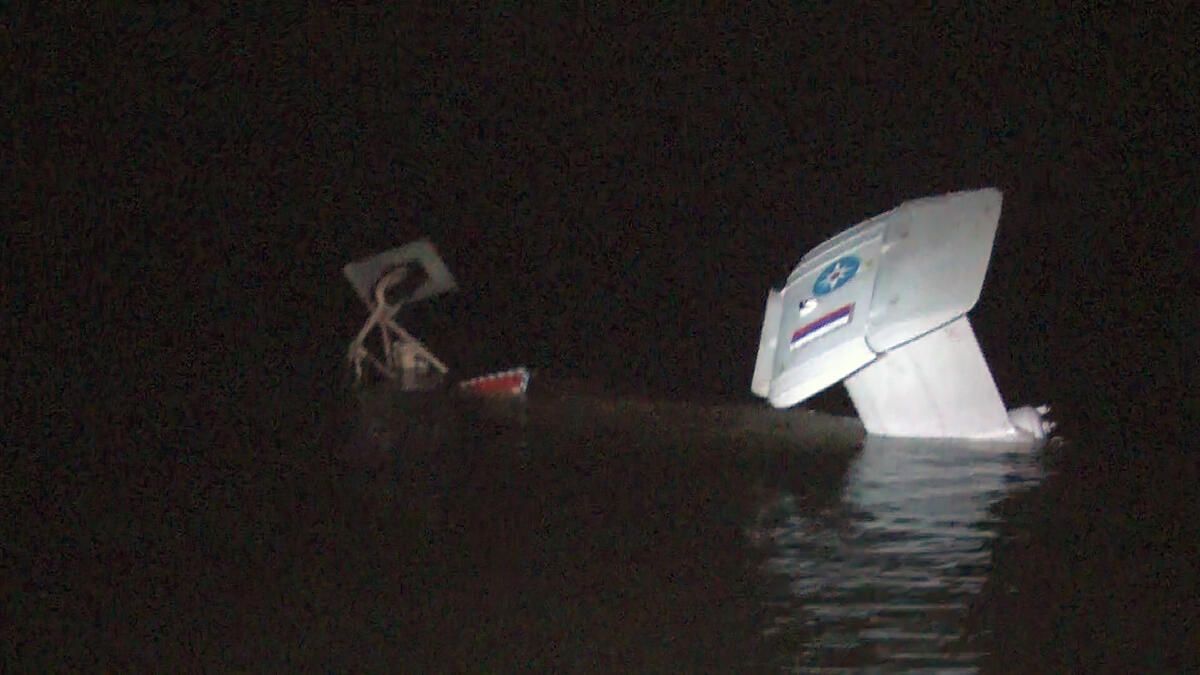 Вертолет упал в акваторию Куршского залива в Калининградской области. Кадр видео Вертолет упал в акваторию Куршского залива в Калининградской области. Кадр видео - РИА Новости, 1920, 26.03.2021