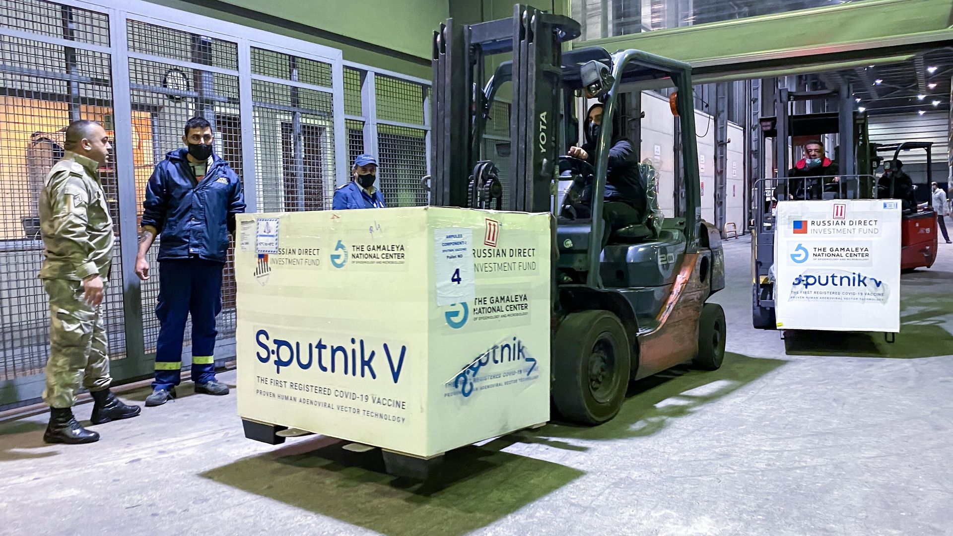 Разгрузка первой партии российской вакцины от коронавируса Спутник V в международном аэропорту имени Рафика Харири в Бейруте Разгрузка первой партии российской вакцины от коронавируса Спутник V в международном аэропорту имени Рафика Харири в Бейруте - РИА Новости, 1920, 26.03.2021