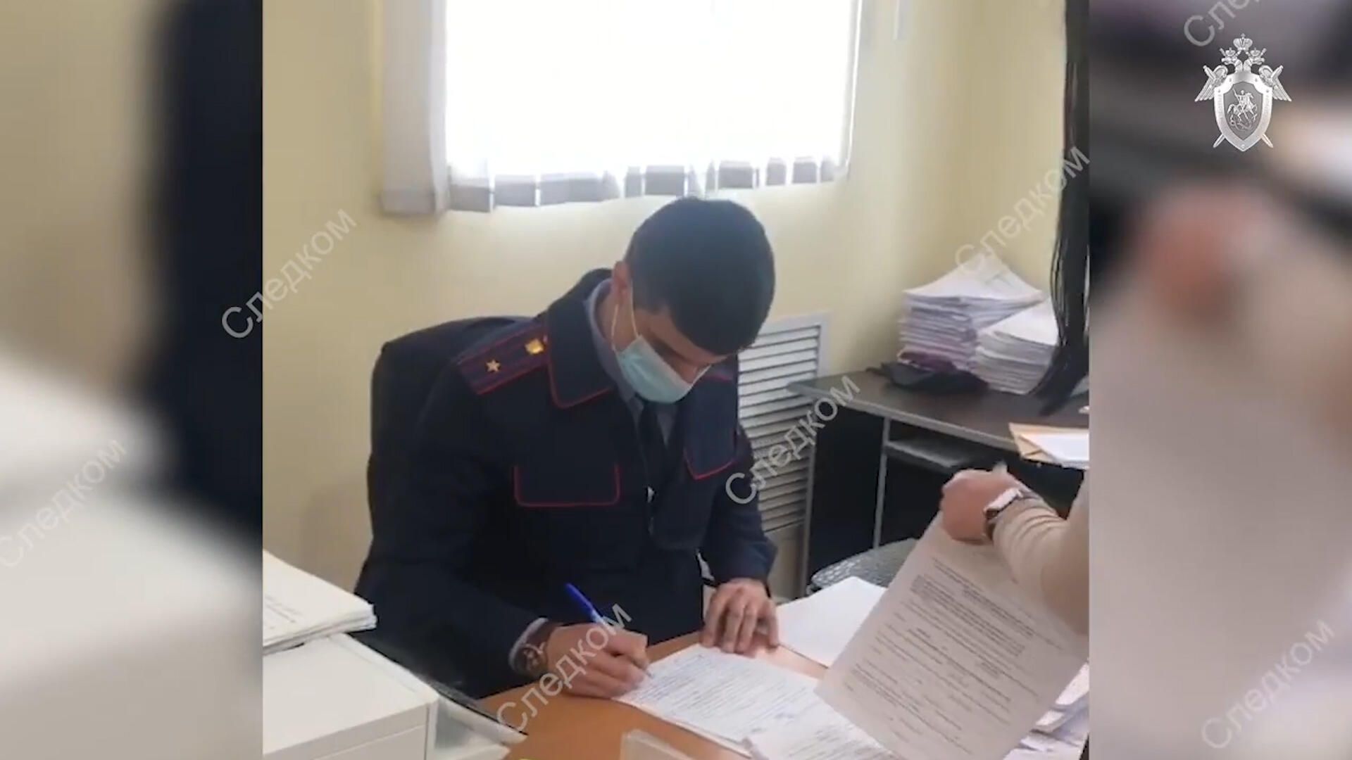 Работа следователей по делу о мошенничестве с материнским капиталом в Дагестане. Кадры СК РФ Работа следователей по делу о мошенничестве с материнским капиталом в Дагестане. Кадры СК РФ - РИА Новости, 1920, 26.03.2021
