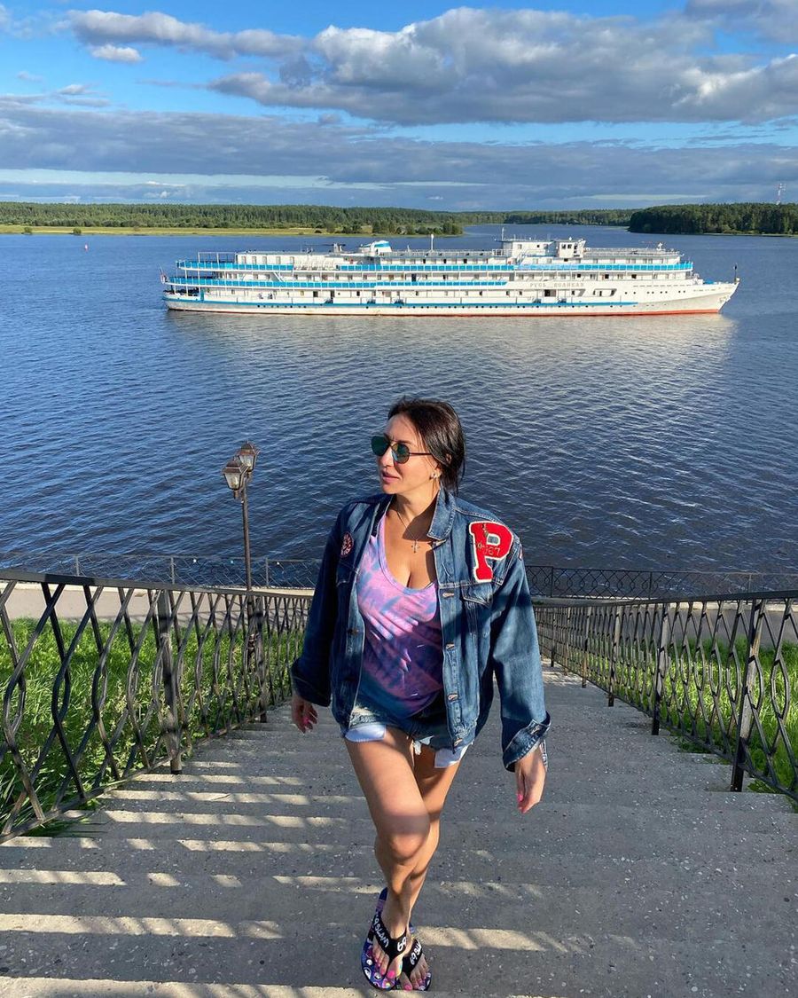 Алика Смехова в городе Мышкин во время круиза по Волге