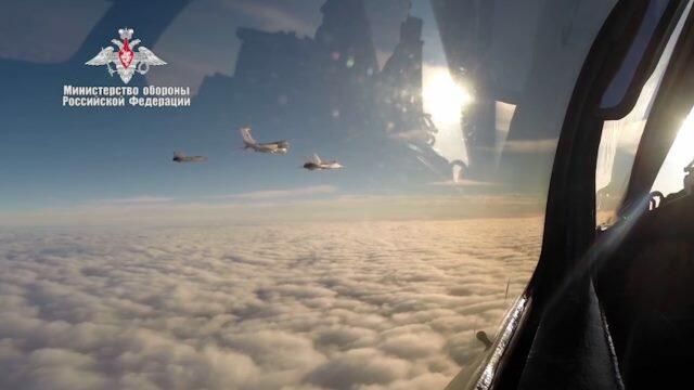 Кадры первого полета МиГ-31 над Северным полюсом с дозаправкой в воздухе Кадры первого полета МиГ-31 над Северным полюсом с дозаправкой в воздухе - РИА Новости, 1920, 26.03.2021