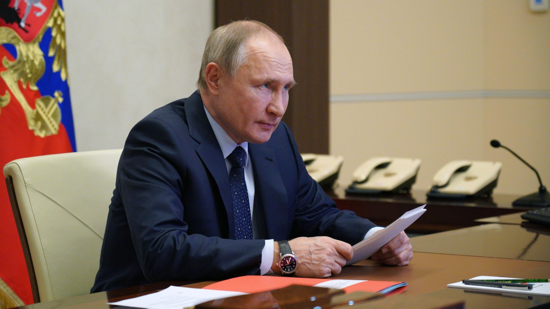 Президент РФ Владимир Путин проводит оперативное совещание с постоянными членами Совета безопасности РФ Президент РФ Владимир Путин проводит оперативное совещание с постоянными членами Совета безопасности РФ - РИА Новости, 1920, 05.04.2021