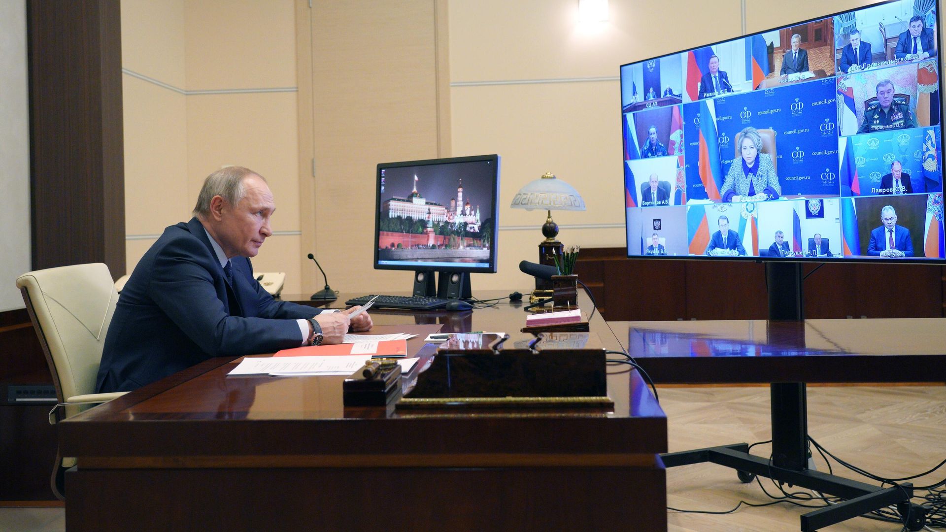 Президент РФ Владимир Путин проводит оперативное совещание с постоянными членами Совета безопасности РФ Президент РФ Владимир Путин проводит оперативное совещание с постоянными членами Совета безопасности РФ - РИА Новости, 1920, 26.03.2021